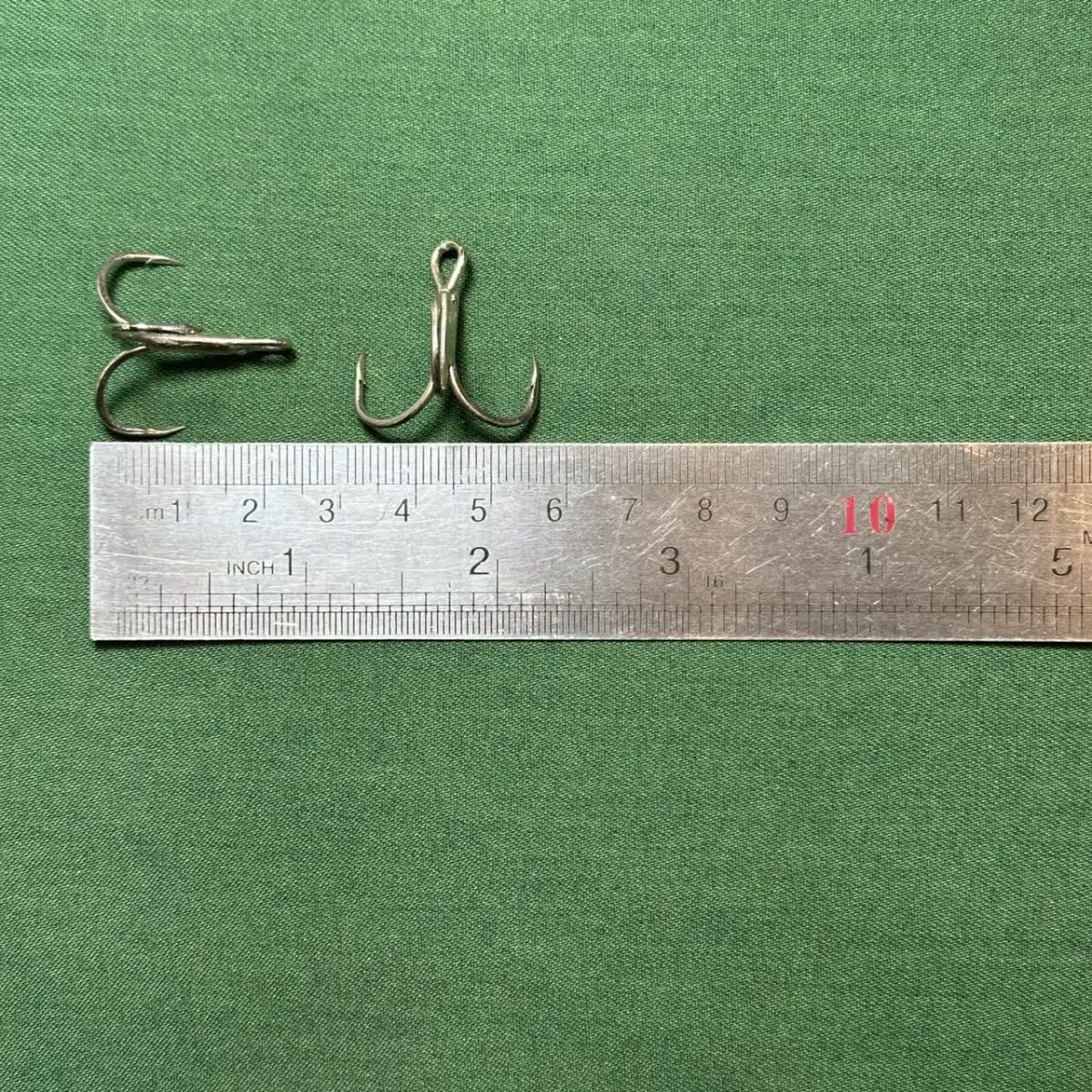 قلاب‌های VMC سه‌ شاخ نقره ای 2cm - تصویر 1