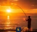 ماهیگیر در غروب آفتاب با چوب ماهیگیری دریا